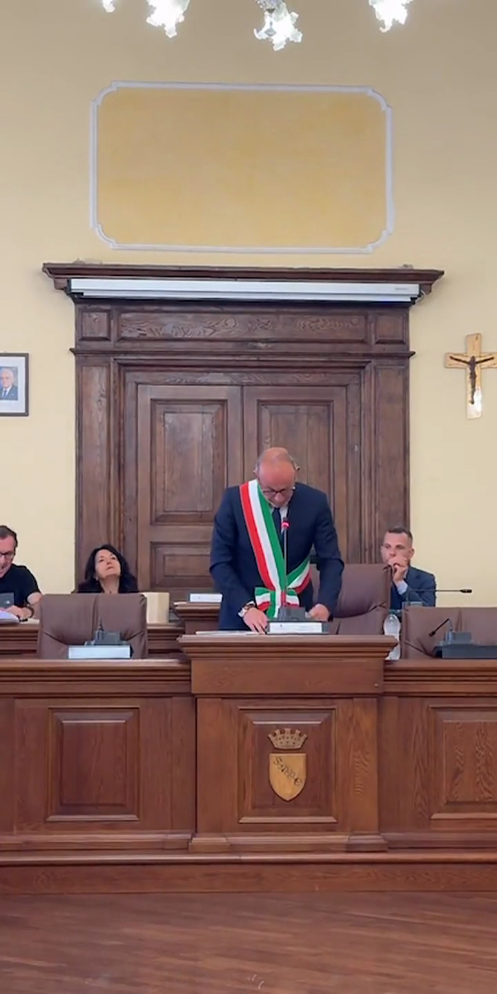 Insediamento Tirabassi: il debutto politico è sorprendente 1 vlcsnap 2025 06 14 18h00m59s835